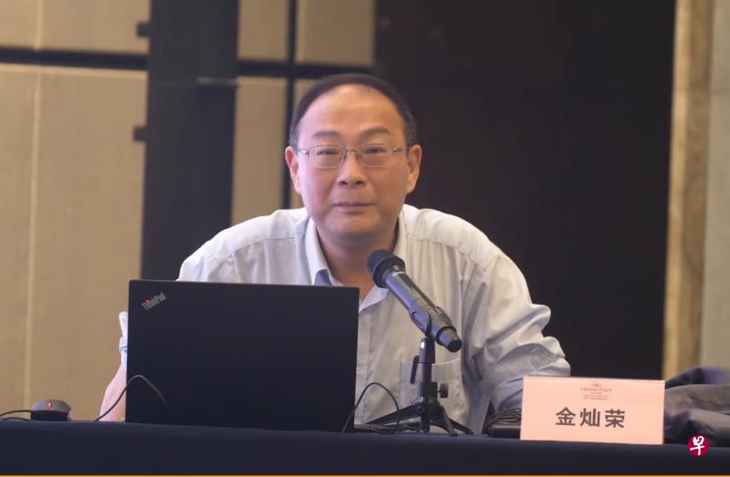 金灿荣称,解放军在中印边境地区的班公湖南岸,通过微波武器拿回早前被印度军方占领的两座山头。(“政委灿荣”微博视频截图) 金灿荣称,解放军在中印边境地区的班公湖南岸,通过微波武器拿回早前被印度军方占领的两座山头。(“政委灿荣”微博视频截图)