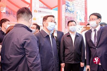 中国前国家副主席李源潮(左二),据报在11月7日前往进博会上海综合形象展区。(东浩兰生物集团上海经贸商务展示有限公司网站) 中国前国家副主席李源潮(左二),据报在11月7日前往进博会上海综合形象展区。(东浩兰生物集团上海经贸商务展示有限公司网站)