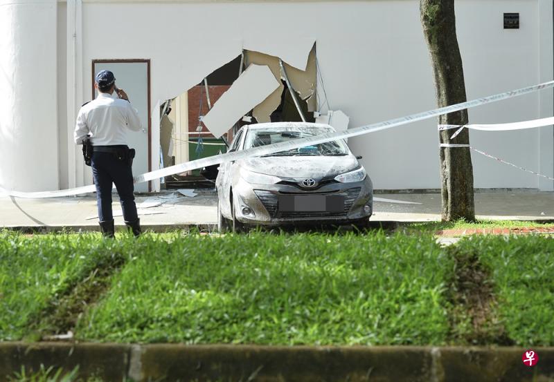 轿车穿越临时办公室墙壁,从另一边出来。(潘丰源摄) 轿车穿越临时办公室墙壁,从另一边出来。(潘丰源摄)