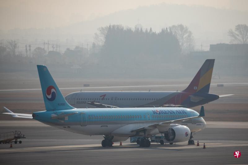 韩国政府周一(16日)召开相关部门长官会议,商定由韩亚航空的主要债权银行——韩国产业银行投入8000亿韩元(约9.72亿新元)支持大韩航空收购韩亚航空。(彭博社) 韩国政府周一(16日)召开相关部门长官会议,商定由韩亚航空的主要债权银行——韩国产业银行投入8000亿韩元(约9.72亿新元)支持大韩航空收购韩亚航空。(彭博社)
