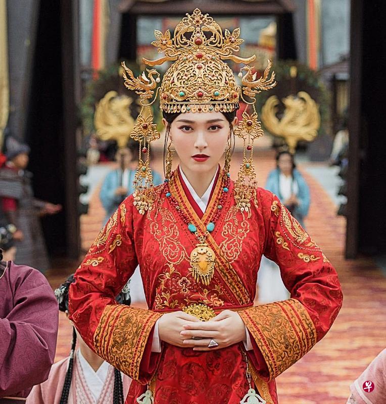 唐嫣主演的新剧《燕云台》口碑收视不如预期,她的演技被弹千篇一律,走偶像剧套路。 唐嫣主演的新剧《燕云台》口碑收视不如预期,她的演技被弹千篇一律,走偶像剧套路。