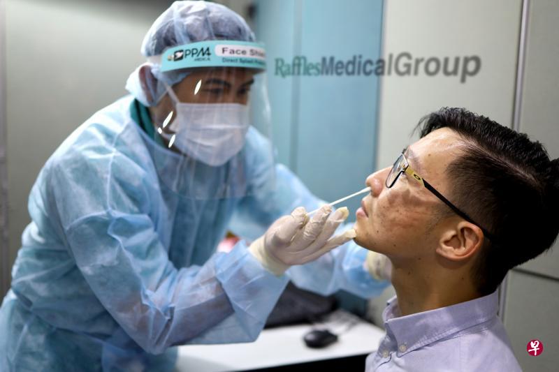 从下月1日起,国人可到指定的私人诊所等自费做PCR冠病检测。政府不会提供津贴。(莱佛士医疗集团提供) 从下月1日起,国人可到指定的私人诊所等自费做PCR冠病检测。政府不会提供津贴。(莱佛士医疗集团提供)