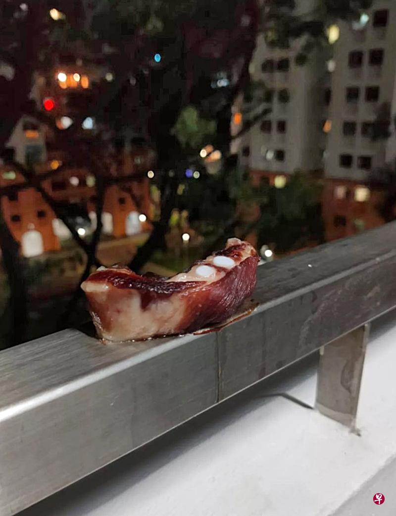 阿叔被指在走廊栏杆“晒肉”,他称只是想要喂乌鸦。(取自面簿) 阿叔被指在走廊栏杆“晒肉”,他称只是想要喂乌鸦。(取自面簿)
