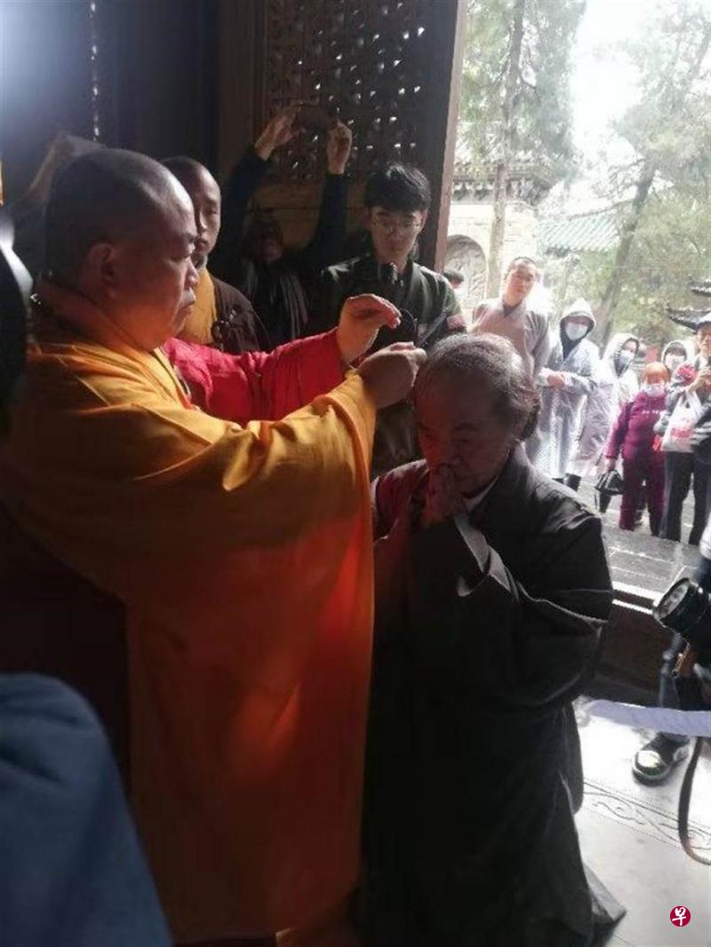 嵩山少林寺今天在藏经阁为蔡志忠(右)举行剃度仪式,图为少林寺方丈释永信为蔡志忠剃度。(释永信微博) 嵩山少林寺今天在藏经阁为蔡志忠(右)举行剃度仪式,图为少林寺方丈释永信为蔡志忠剃度。(释永信微博)