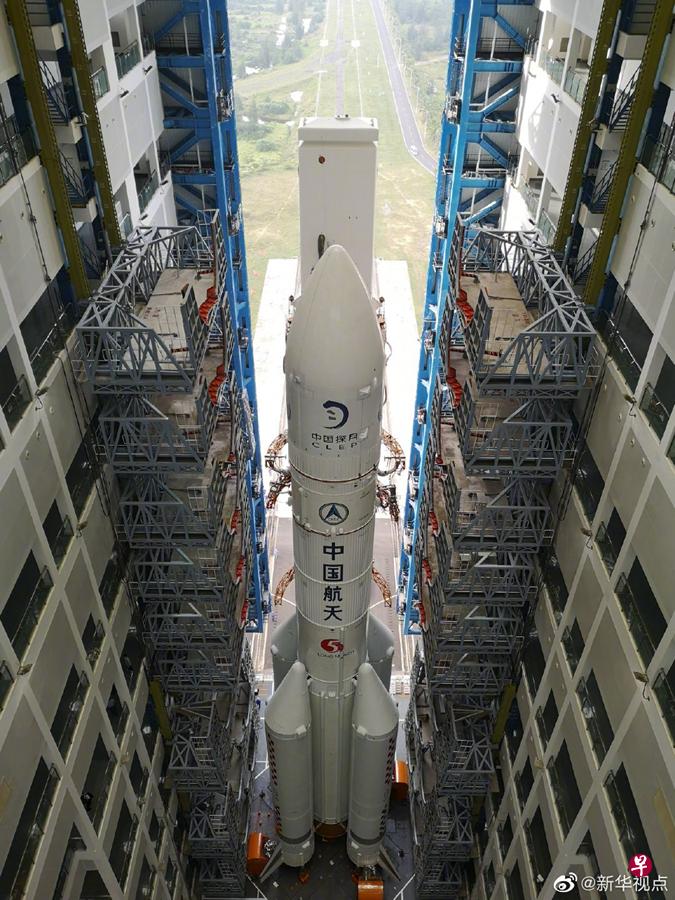 长征五号遥五运载火箭17日垂直转运至发射区,计划11月下旬择机发射。(新华视点微博) 长征五号遥五运载火箭17日垂直转运至发射区,计划11月下旬择机发射。(新华视点微博)