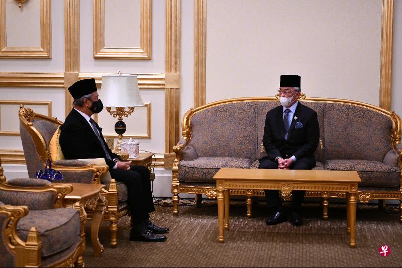 马国首相慕尤丁(左)周三下午到国家王宫觐见元首阿都拉。阿都拉过后同意当局在沙巴三脚石国会选区颁布紧急状态令。(国家王宫马国照片) 马国首相慕尤丁(左)周三下午到国家王宫觐见元首阿都拉。阿都拉过后同意当局在沙巴三脚石国会选区颁布紧急状态令。(国家王宫马国照片)
