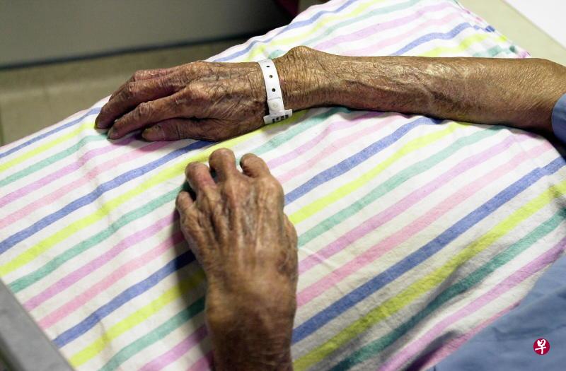 社工揭发虐待老人事件,老妇卧病在床,儿子置之不理,社工想向老妇伸出援手,不料竟遭儿子拒绝,老妇最后因病情恶化而去世。 社工揭发虐待老人事件,老妇卧病在床,儿子置之不理,社工想向老妇伸出援手,不料竟遭儿子拒绝,老妇最后因病情恶化而去世。