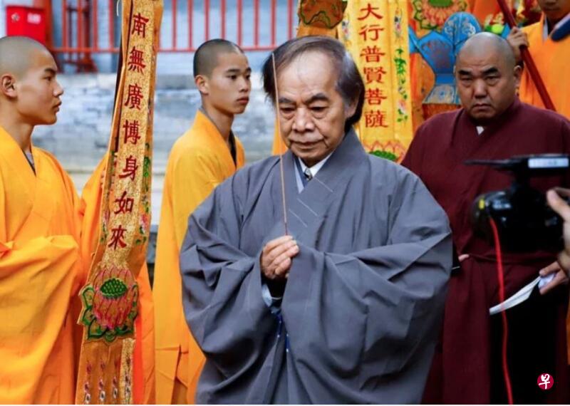 蔡志忠是华人地区著名漫画家,创作《庄子说》等100多部经典漫画。 蔡志忠是华人地区著名漫画家,创作《庄子说》等100多部经典漫画。