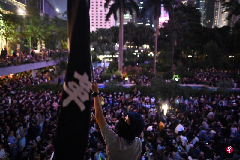 香港上千人去年10月底,在中环遮打花园参加集会,谴责警方滥权。(法新社) 香港上千人去年10月底,在中环遮打花园参加集会,谴责警方滥权。(法新社)