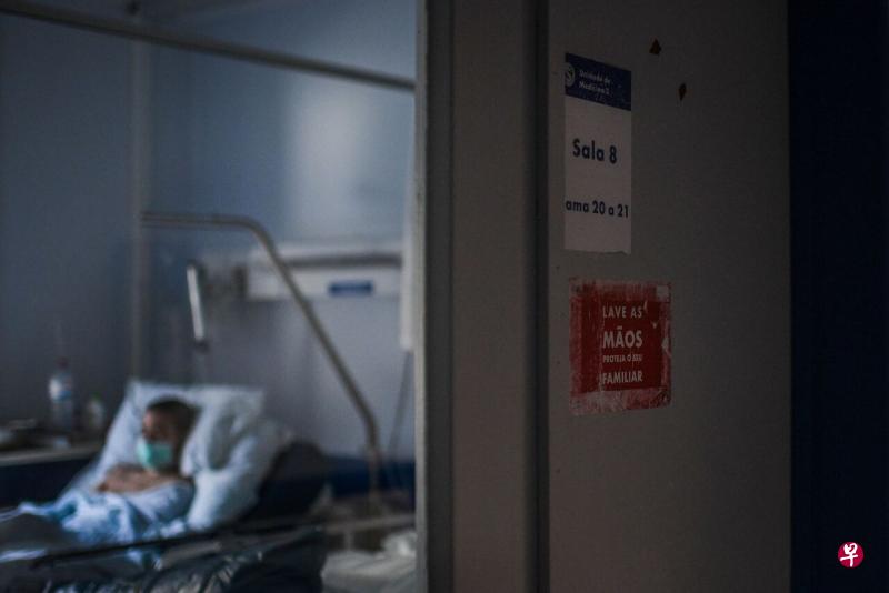 辉瑞表示,最新的分析数据是基于8000名试验参与者,其中有3.8%试验者感到疲劳,2%感到头痛。(法新社) 辉瑞表示,最新的分析数据是基于8000名试验参与者,其中有3.8%试验者感到疲劳,2%感到头痛。(法新社)