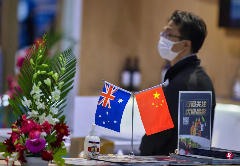 中国与澳大利亚的双边关系近年来一路向下,究竟何以至此?图为一名中国民众在第三届中国国际进口博览会上,路过一个插着中国和澳大利亚国旗的柜台。(欧通社) 中国与澳大利亚的双边关系近年来一路向下,究竟何以至此?图为一名中国民众在第三届中国国际进口博览会上,路过一个插着中国和澳大利亚国旗的柜台。(欧通社)