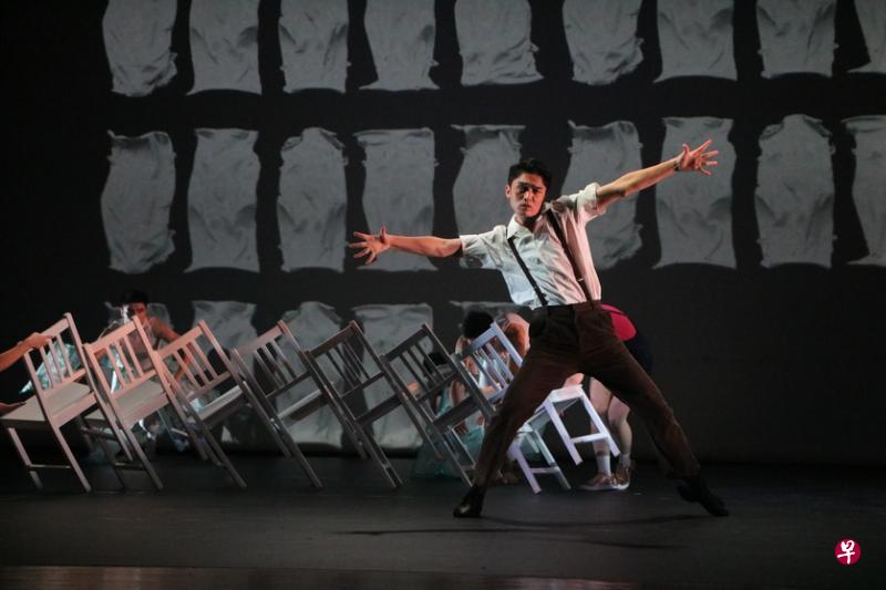 “相隔·与诗同渡”以诗入舞,表达人们在疫情蔓延中的深情忧思。(主办单位提供/胡惠祯摄) “相隔·与诗同渡”以诗入舞,表达人们在疫情蔓延中的深情忧思。(主办单位提供/胡惠祯摄)