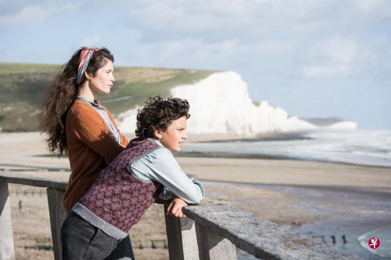 《恋夏时光》女作家与男孩的互动温馨有趣。 《恋夏时光》女作家与男孩的互动温馨有趣。