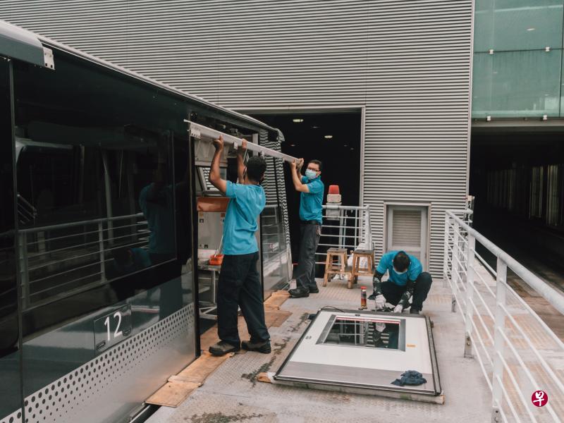 工程团队须要更换列车车门的感应器、滚轮和开关等,这些零件长期使用下来已经磨损。(樟宜机场集团提供) 工程团队须要更换列车车门的感应器、滚轮和开关等,这些零件长期使用下来已经磨损。(樟宜机场集团提供)