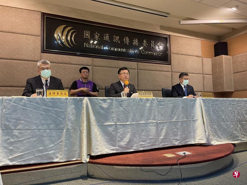 台湾的国家通讯传播委员会主任委员陈耀祥（右二）昨天亲自主持记者会，说明不让中天新闻台更新执照的理由。（庄慧良摄）