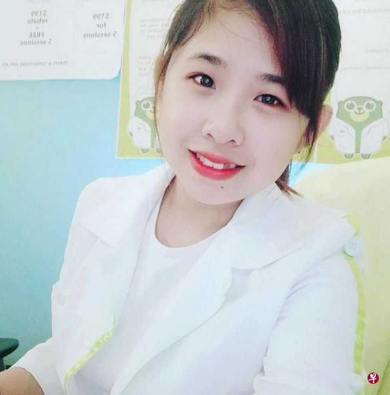 邱玉莉生前受聘于本地一家提供治 疗视力服务的公司。(受访者提供) 邱玉莉生前受聘于本地一家提供治 疗视力服务的公司。(受访者提供)