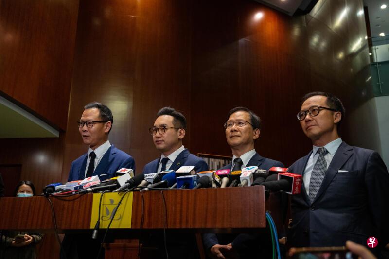 香港四名泛民议员郭荣铿、杨岳桥、郭家麒和梁继昌(从左至右)本月11日被港府褫夺议员资格。(彭博社) 香港四名泛民议员郭荣铿、杨岳桥、郭家麒和梁继昌(从左至右)本月11日被港府褫夺议员资格。(彭博社)
