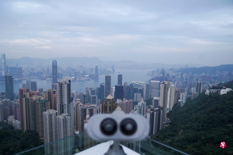 香港今天新增26起确诊病例，是近三个月以来的单日最高，其中21起属本土感染，涉及德士司机、家庭主妇、酒店度宅假和跳舞群组等。（路透社） 