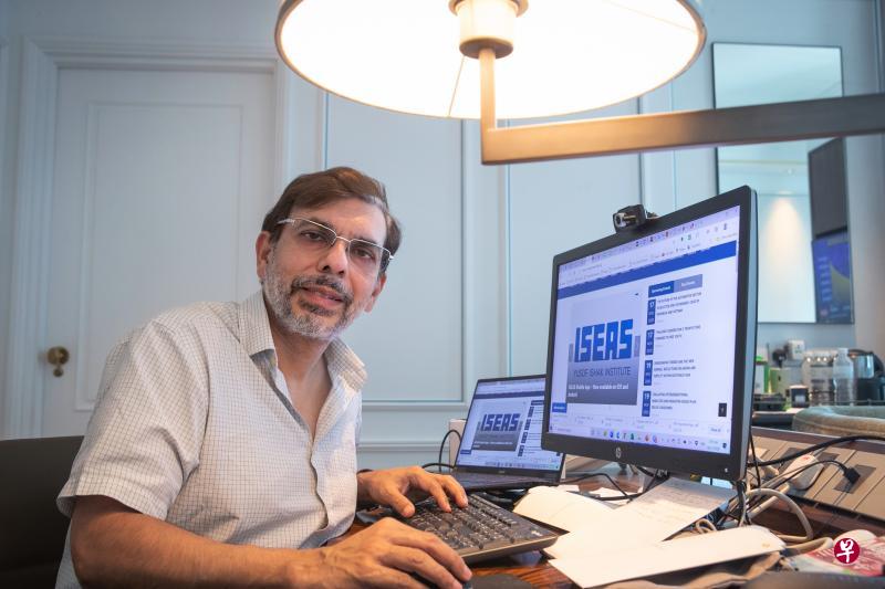 最后一讲的主讲者梅农博士主张逐步开放边境,拉平疫情“苦难曲线”,以减缓冠病对社会底层生计的冲击。(陈来福摄) 最后一讲的主讲者梅农博士主张逐步开放边境,拉平疫情“苦难曲线”,以减缓冠病对社会底层生计的冲击。(陈来福摄)