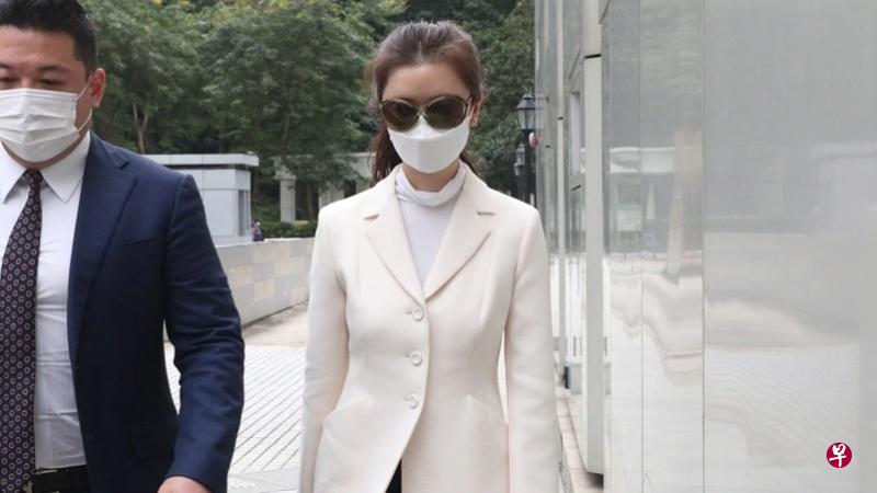 身穿白色休闲外套的于文凤昨天下午在香港法院外露面。(互联网) 身穿白色休闲外套的于文凤昨天下午在香港法院外露面。(互联网)