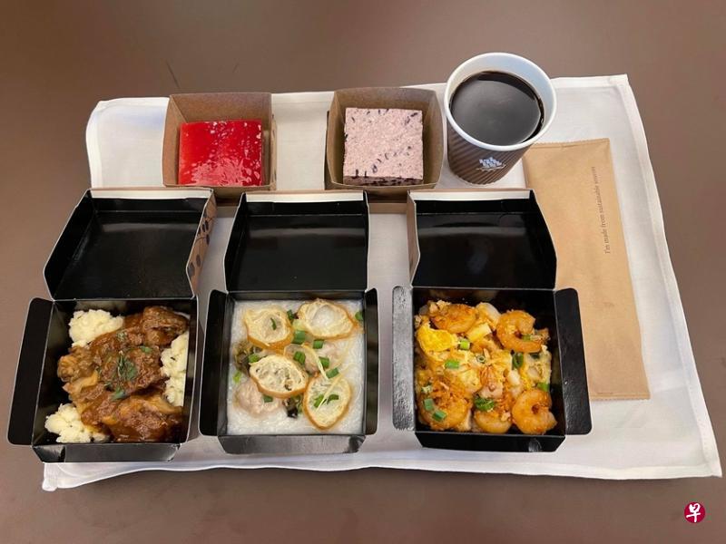 交通部长王乙康在面簿分享新航为他提供的新飞机餐，除了称赞食物好吃，也夸新餐盒实用，能保持食物热度。（王乙康面簿）