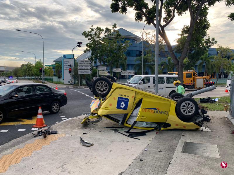 德士在撞断红绿灯后,在强大的冲撞力下翻覆。(受访者提供) 德士在撞断红绿灯后,在强大的冲撞力下翻覆。(受访者提供)
