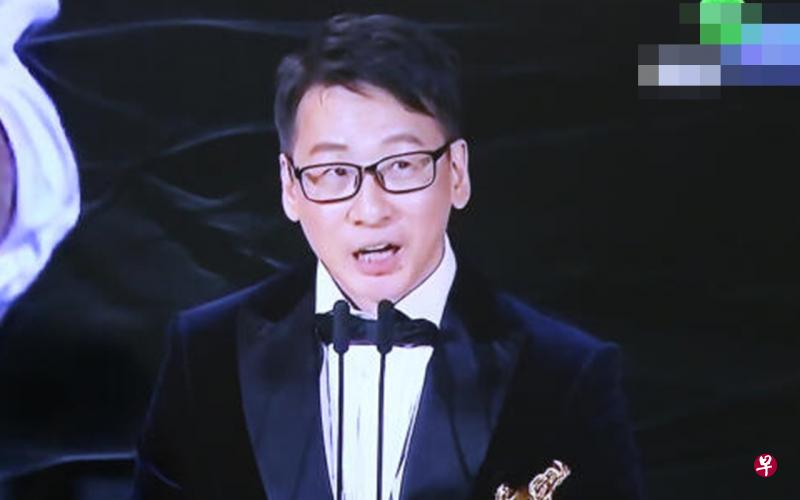 本地音乐人陈文华以《刻在我心底的名字》夺下最佳原创电影歌曲奖。(翻拍自电视画面) 本地音乐人陈文华以《刻在我心底的名字》夺下最佳原创电影歌曲奖。(翻拍自电视画面)