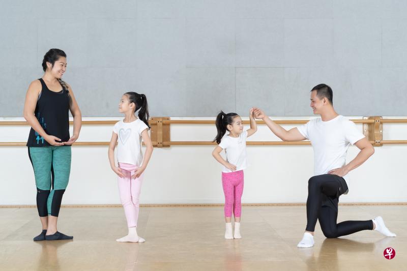父母和孩子一起学芭蕾舞,彼此激励与学习。(Singapore Ballet Academy提供) 父母和孩子一起学芭蕾舞,彼此激励与学习。(Singapore Ballet Academy提供)
