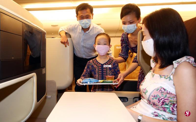 交通部长王乙康(左一)昨天体验了新航培训中心导览活动,也和参与“儿童机组人员体验”的小朋友们互动,“监督”她们如何服务乘客。(陈斌勤摄) 交通部长王乙康(左一)昨天体验了新航培训中心导览活动,也和参与“儿童机组人员体验”的小朋友们互动,“监督”她们如何服务乘客。(陈斌勤摄)