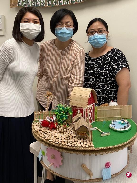 职总优儿学府宏茂桥三道幼乐园华文教师郭静雯(左起)、王兆婷和张巍共同制作的故事书教具不仅生动有趣,也有着较强的操作性和互动性,夺得“学前华文教师故事教具制作比赛”的冠军。(职总优儿学府旗下幼乐园提供) 职总优儿学府宏茂桥三道幼乐园华文教师郭静雯(左起)、王兆婷和张巍共同制作的故事书教具不仅生动有趣,也有着较强的操作性和互动性,夺得“学前华文教师故事教具制作比赛”的冠军。(职总优儿学府旗下幼乐园提供)