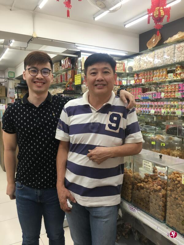 上阵不离父子兵,蔡为明(右)与蔡镇淳积极为传统干粮批发的家族生意,增添更多网销优势,以期吸引更多熟悉网购的新一代。(苏秉玲摄) 上阵不离父子兵,蔡为明(右)与蔡镇淳积极为传统干粮批发的家族生意,增添更多网销优势,以期吸引更多熟悉网购的新一代。(苏秉玲摄)