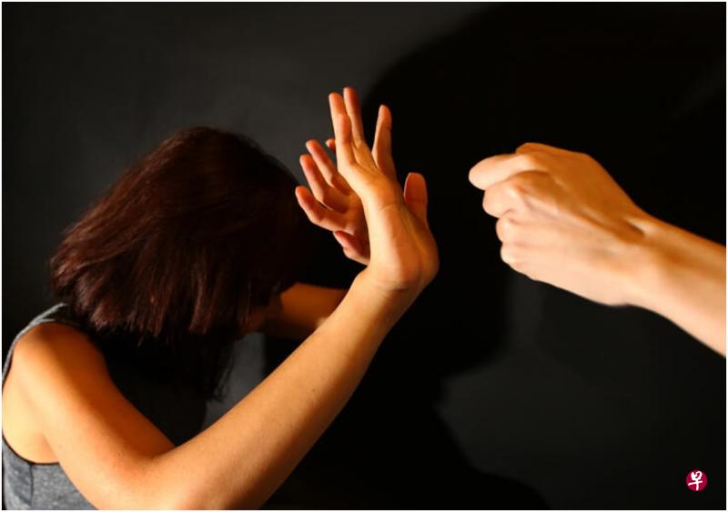 30岁女郎被专制父亲当成小孩管教,下班后晚上7时之前没到家,就被父亲锁门外。(档案示意图) 30岁女郎被专制父亲当成小孩管教,下班后晚上7时之前没到家,就被父亲锁门外。(档案示意图)