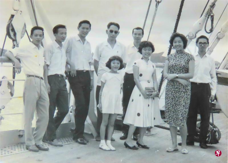 徐訏(左四)乘搭客轮离开新加坡时,与南大同学合影。(陈铨盛提供) 徐訏(左四)乘搭客轮离开新加坡时,与南大同学合影。(陈铨盛提供)