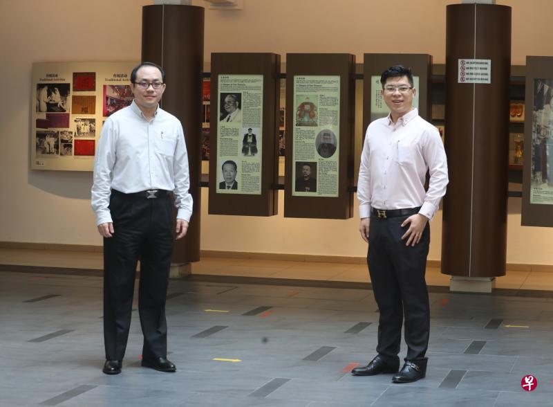 新加坡同安会馆主席陈汉栋(左)和新加坡布业中心商联会会长胡思凯为服务的社团注入新血。(饶进礼摄) 新加坡同安会馆主席陈汉栋(左)和新加坡布业中心商联会会长胡思凯为服务的社团注入新血。(饶进礼摄)