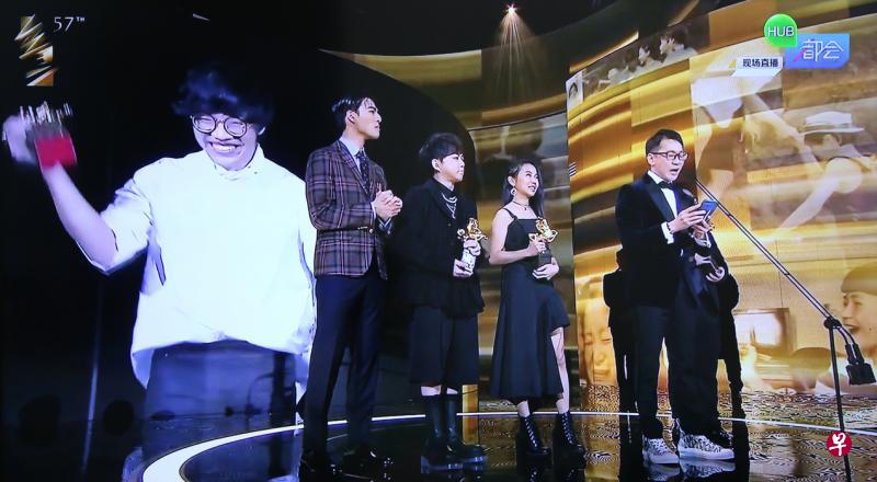 陈文华(站在麦克风前者)与马国音乐人许媛婷(右二)、佳旺(右三)凭《刻在我心底的名字》夺下最佳原创电影歌曲奖。(电视截图) 陈文华(站在麦克风前者)与马国音乐人许媛婷(右二)、佳旺(右三)凭《刻在我心底的名字》夺下最佳原创电影歌曲奖。(电视截图)