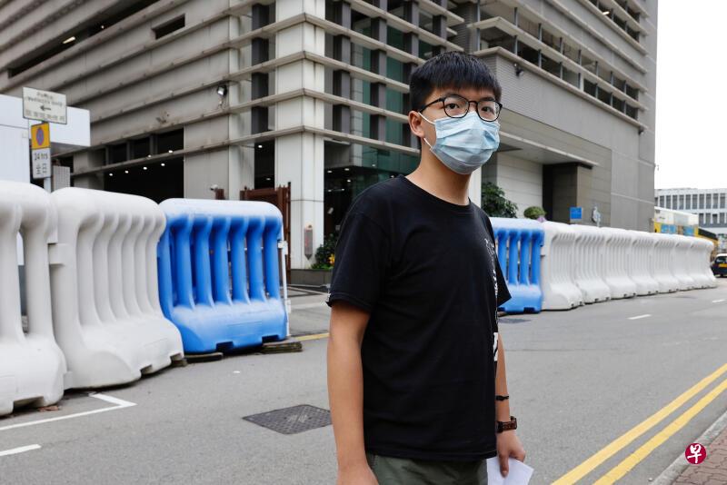 黄之锋谈到去年6月涉嫌包围警总案件时说,他与周庭和林朗彦决定承认所有控状,并不排除今天即时被判入狱。(路透社) 黄之锋谈到去年6月涉嫌包围警总案件时说,他与周庭和林朗彦决定承认所有控状,并不排除今天即时被判入狱。(路透社)