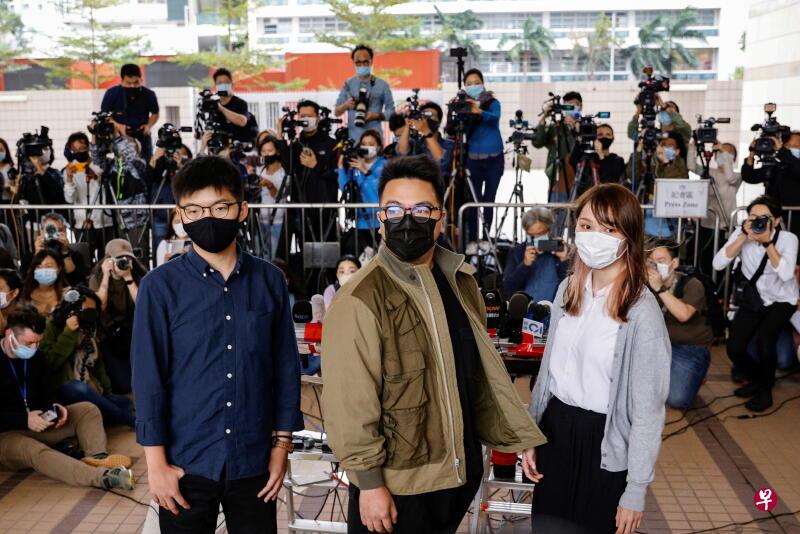 (左起)香港众志前秘书长黄之锋、前主席林朗彦及前成员周庭去年6月号召群众包围警察总部案今天开审。(路透社) (左起)香港众志前秘书长黄之锋、前主席林朗彦及前成员周庭去年6月号召群众包围警察总部案今天开审。(路透社)