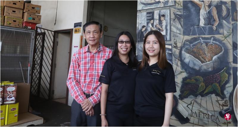 沈强来(左起)对大女儿沈淑玲和小女儿沈恩玲回来继承家业感到十分欣慰。 沈强来(左起)对大女儿沈淑玲和小女儿沈恩玲回来继承家业感到十分欣慰。
