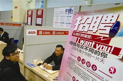 虽然许多企业在招聘中没有明确年龄的门槛,但不少求职者都表示,35岁就是一条隐形的“红线”。(图片来自网络) 虽然许多企业在招聘中没有明确年龄的门槛,但不少求职者都表示,35岁就是一条隐形的“红线”。(图片来自网络)