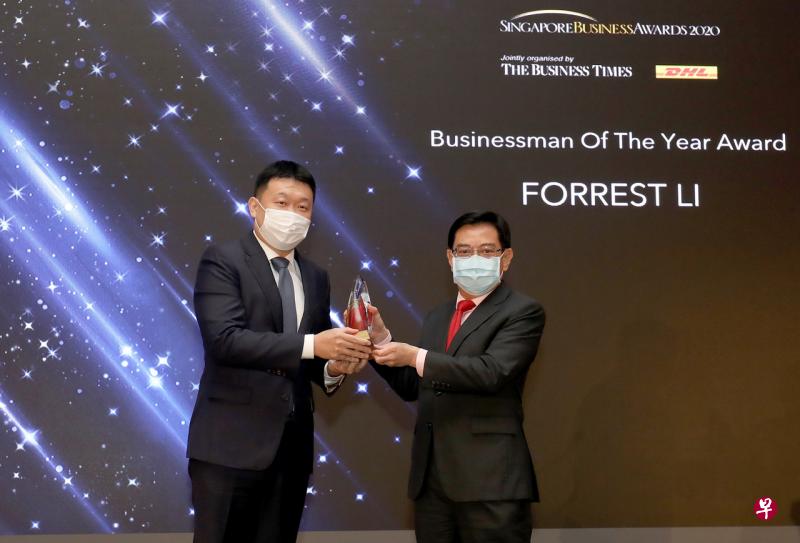 副总理王瑞杰(右)颁发“年度杰出商人奖”给冬海集团董事长及联合创始人李小冬。(何炳耀摄) 副总理王瑞杰(右)颁发“年度杰出商人奖”给冬海集团董事长及联合创始人李小冬。(何炳耀摄)