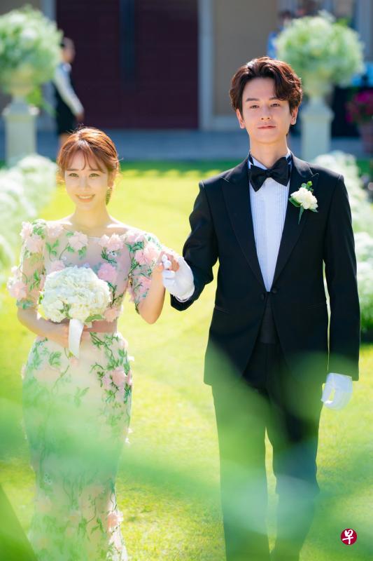 韩星林周焕赞戏中的妻子刘寅娜不愧是“浪漫喜剧女王”。(爱奇艺提供) 韩星林周焕赞戏中的妻子刘寅娜不愧是“浪漫喜剧女王”。(爱奇艺提供)