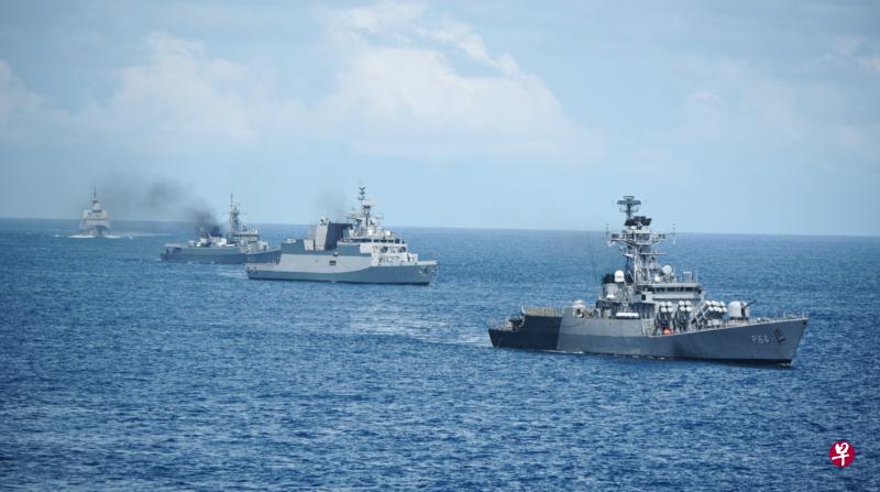 刚过去的周末,新印泰五艘海军舰艇在安达曼海展开海上军事演习,进行重炮与轻型武器射击演练。(国防部提供) 刚过去的周末,新印泰五艘海军舰艇在安达曼海展开海上军事演习,进行重炮与轻型武器射击演练。(国防部提供)