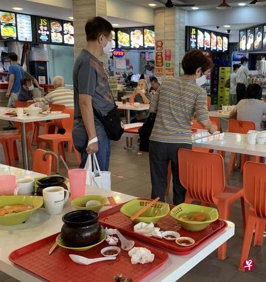 顾客申诉找不到位子来坐。(曾美玲摄) 顾客申诉找不到位子来坐。(曾美玲摄)