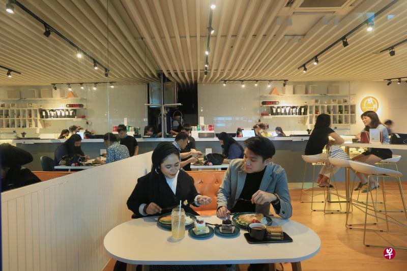 旧商场的新cafe“玖月”（September）：熊优胜（右）和Nur Friday的美好约会从丰盛的早餐开始。