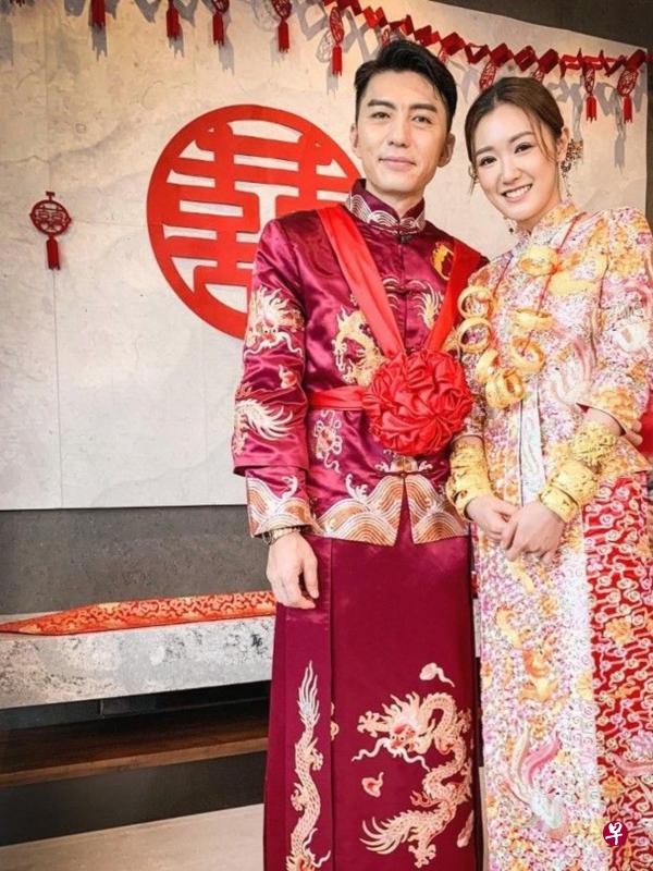袁伟豪（左）豪娶张宝儿。新娘一身尽显贵气，两手戴上三对巨型龙凤镯，颈上则挂上四对龙凤镯。（互联网）