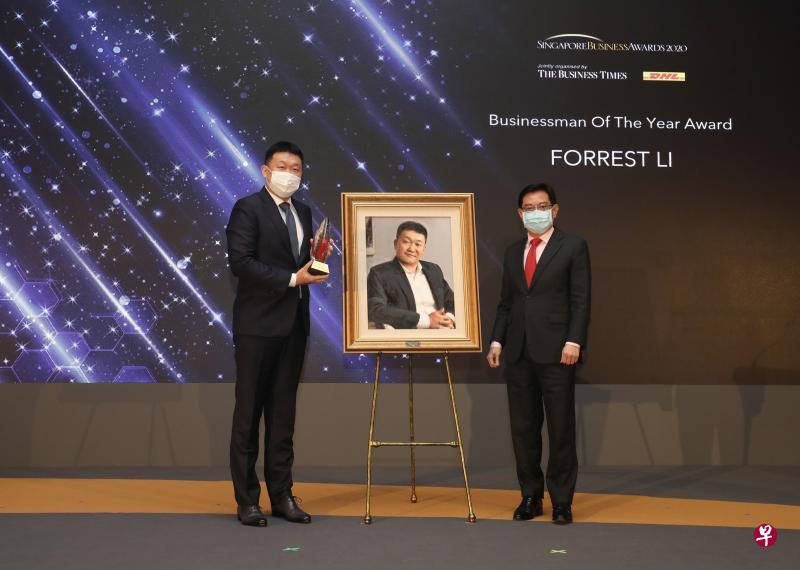 本地游戏与电商公司冬海集团董事长及联合创始人李小冬(左)获颁2020年度“新加坡商业奖”的“年度杰出商人奖”。他在颁奖礼上,从副总理兼经济政策统筹部长及财政部长王瑞杰手中接过了奖杯。主办方也赠送李小冬一幅个人肖像画作为纪念。(何炳耀摄) 本地游戏与电商公司冬海集团董事长及联合创始人李小冬(左)获颁2020年度“新加坡商业奖”的“年度杰出商人奖”。他在颁奖礼上,从副总理兼经济政策统筹部长及财政部长王瑞杰手中接过了奖杯。主办方也赠送李小冬一幅个人肖像画作为纪念。(何炳耀摄)