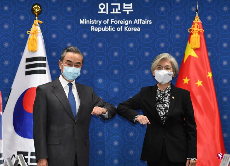韩国外交部长官康京和周四(26日)同到访的中国外交部长王毅在首尔举行会谈,双方就两国关系、地区国际问题和合作抗疫等相互关切交换意见。(路透社) 韩国外交部长官康京和周四(26日)同到访的中国外交部长王毅在首尔举行会谈,双方就两国关系、地区国际问题和合作抗疫等相互关切交换意见。(路透社)