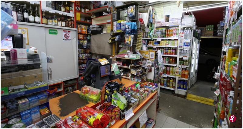 少年当时从超市门口跑进收银台,并扫走收银台后方橱柜里的香烟。(梁麒麟摄) 少年当时从超市门口跑进收银台,并扫走收银台后方橱柜里的香烟。(梁麒麟摄)