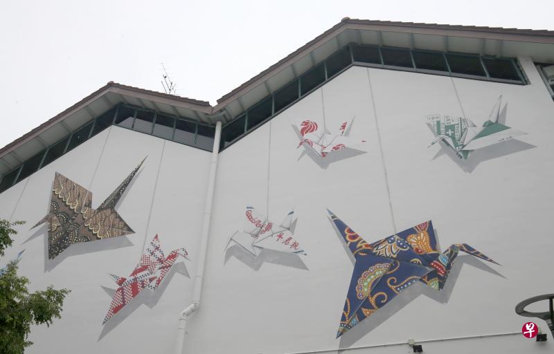 淡滨尼西民众俱乐部外墙上的千纸鹤。(邬福梁摄) 淡滨尼西民众俱乐部外墙上的千纸鹤。(邬福梁摄)
