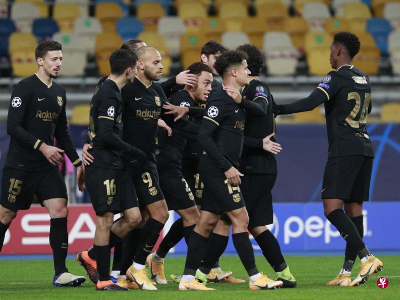 德斯特(2号)与队友庆祝进球,一眼望去,这支巴塞罗那队并无太多熟悉面孔。(路透社) 德斯特(2号)与队友庆祝进球,一眼望去,这支巴塞罗那队并无太多熟悉面孔。(路透社)